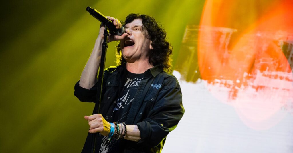 O vocalista do Mr. Big, Eric Martin, durante show no Summer Breeze Brasil 2024