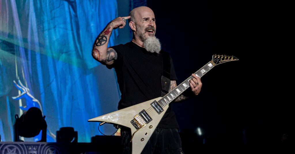 Scott Ian, guitarrista do Anthrax, durante show no Summer Breeze Brasil 2024