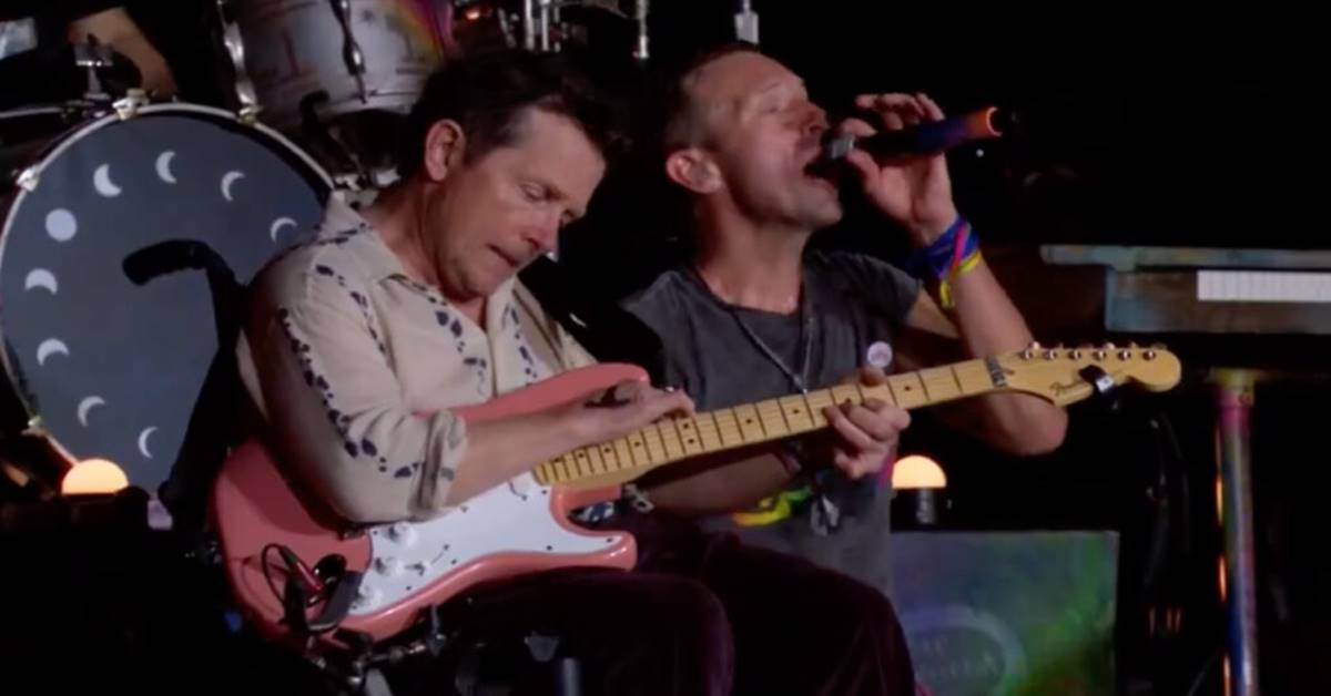 Michael J. Fox toca guitarra em show do Coldplay no Glastonbury