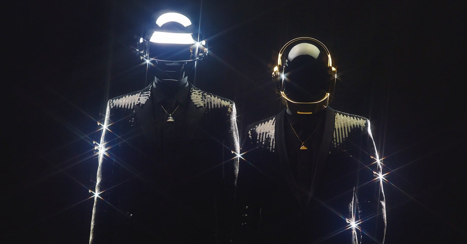 Daft Punk em 2013, com seus clássicos capacetes