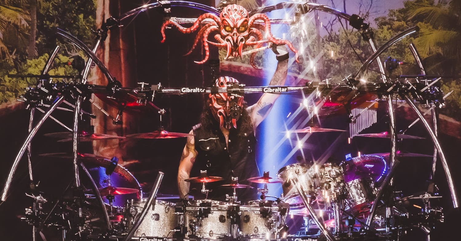 O baterista Aquiles Priester, ex-integrante do Angra, durante show em 2022