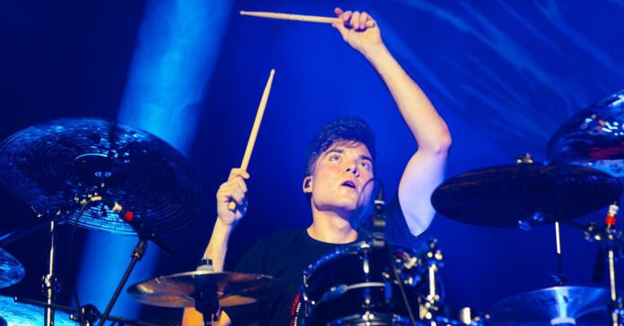 Greyson Nekrutman, baterista do Sepultura, durante show em Belo Horizonte