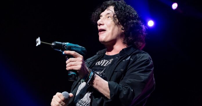 O vocalista do Mr. Big, Eric Martin, durante show no Summer Breeze Brasil 2024