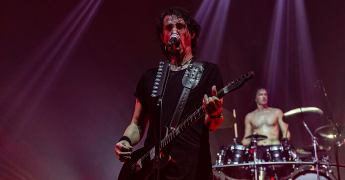 O vocalista e guitarrista do Gojira, Joe Duplantier, durante show em São Paulo, 2023