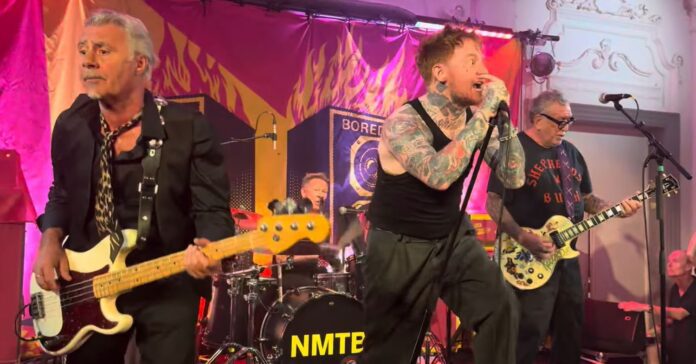 Sex Pistols e Frank Carter durante show em Londres