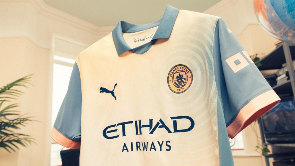 Manchester City lança uniforme em homenagem ao Oasis