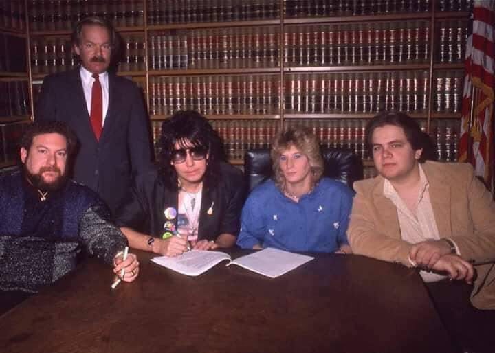 Eddie Trunk (primeiro à direita), aos 21 anos, junto de Ace Frehley e outros profissionais da Megaforce Records na assinatura do contrato do Frehley’s Comet, em 31 de março de 1986