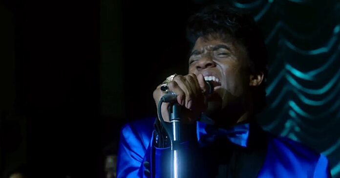 O ator Chadwick Boseman interpreta James Brown no filme 