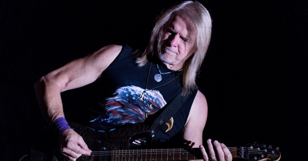 O guitarrista Steve Morse, conhecido pelos trabalhos com Deep Purple e Dixie Dregs, durante show em 2017