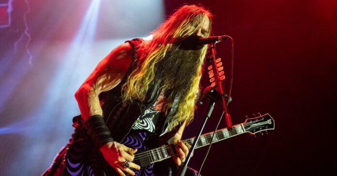 Zakk Wylde durante show no festival Best of Blues and Rock 2024, com o projeto Zakk Sabbath