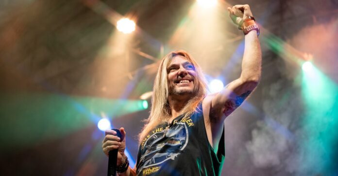 Edu Falaschi, vocalista com passagens pelo Angra, Almah e Symbols, durante show no Rio de Janeiro em 2024