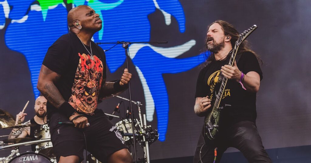 O Sepultura durante show no Knotfest Brasil, com Derrick Green, Eloy Casagrande e Andreas Kisser