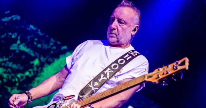 Peter Hook, músico do Joy Division e New Order, durante show em São Paulo em 2024