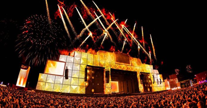 O palco Mundo do Rock in Rio 2024 com fogos