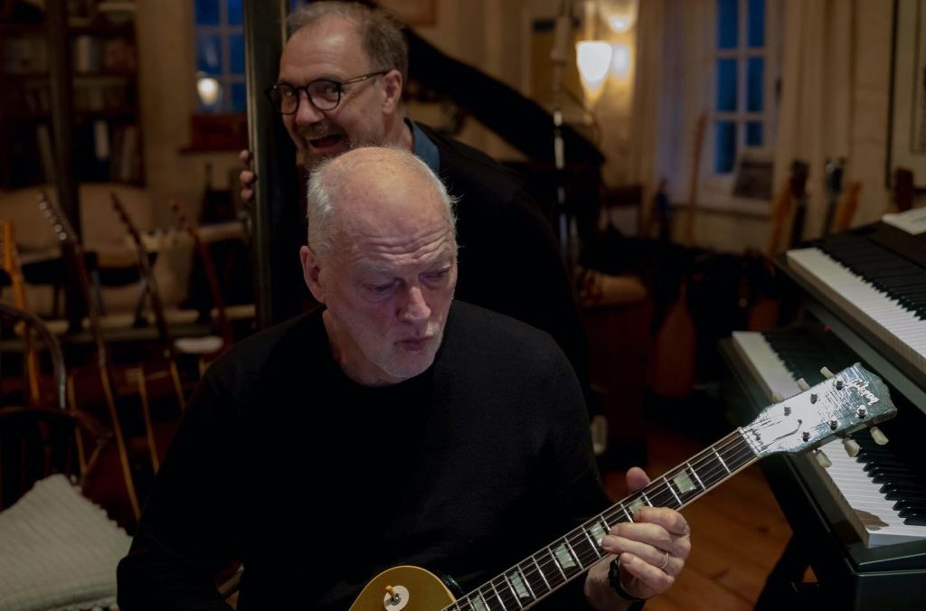 Esposa de David Gilmour divulga fotos do músico em estúdio com Guy Pratt