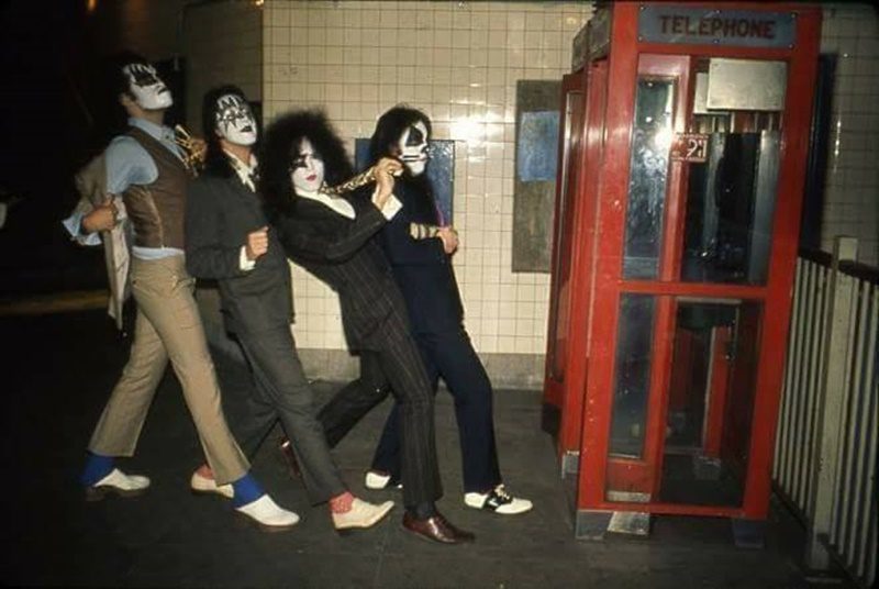 FOTOS GUAPAS Y ROCKERAS - Página 37 Kiss-dressed-to-kill-photoshoot-02-26-10-1974