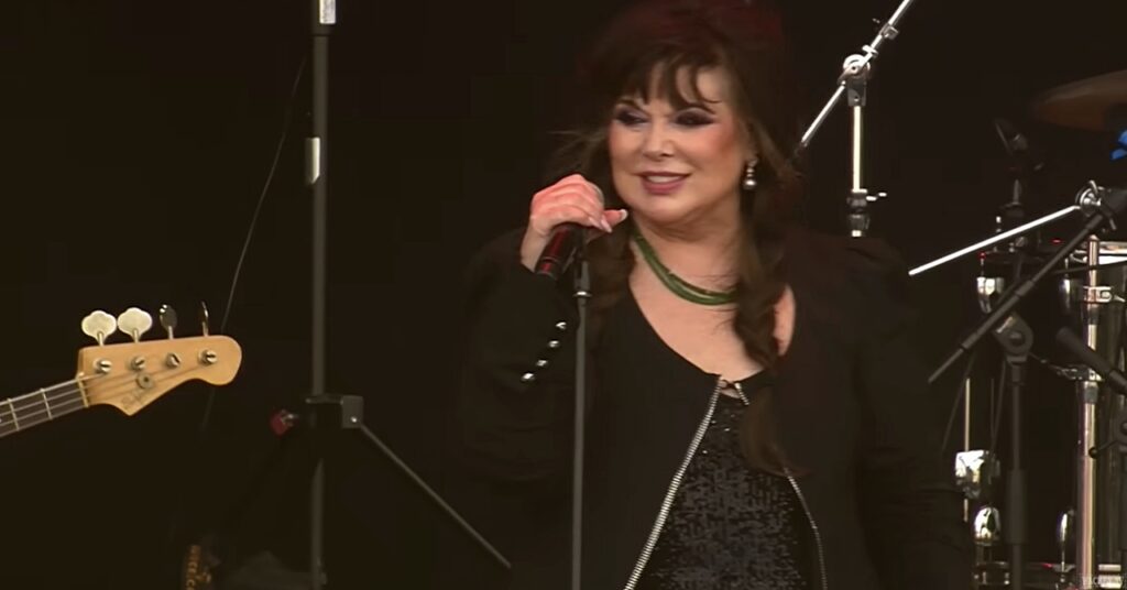 Ann Wilson canta “Barracuda”, do Heart, em show no Wacken