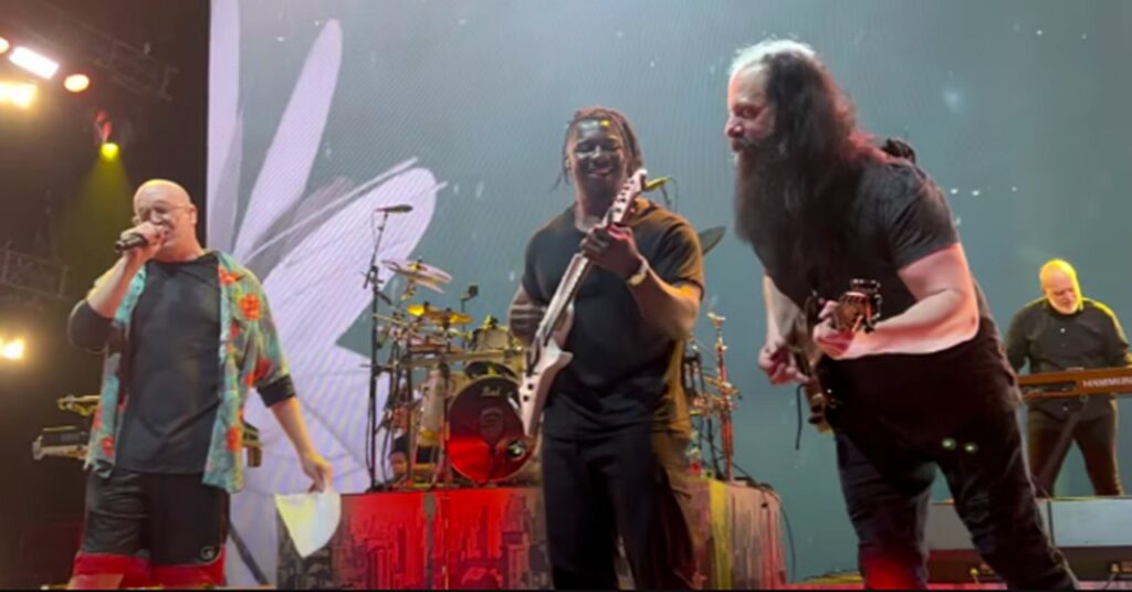 Dream Theater toca com Devin Townsend e Animals as Leaders em show nos EUA