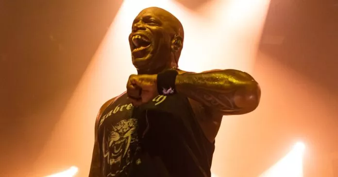 Derrick Green, vocalista do Sepultura, durante show em Porto Alegre em 2024