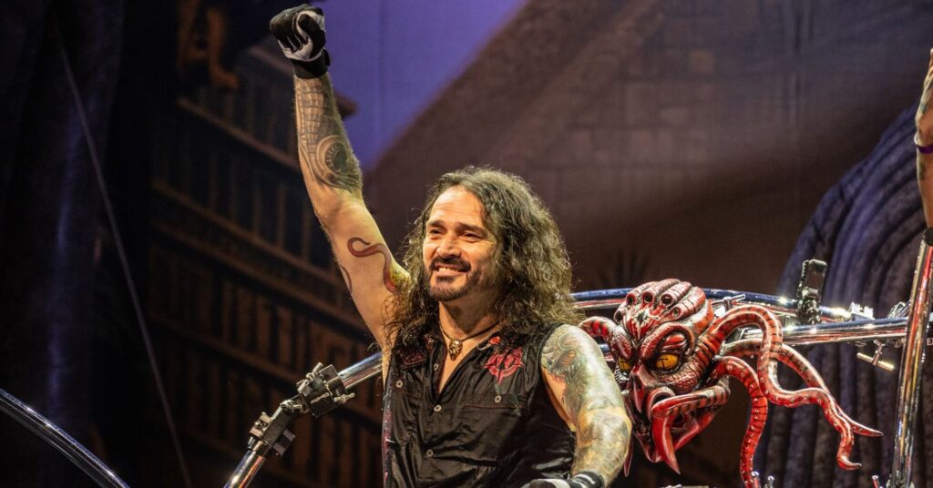 Aquiles Priester, baterista ex-integrante do Angra, durante show com Edu Falaschi em 2024