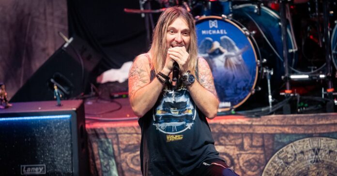 Edu Falaschi, vocalista com passagens pelo Angra, Almah e Symbols, durante show no Rio de Janeiro em 2024