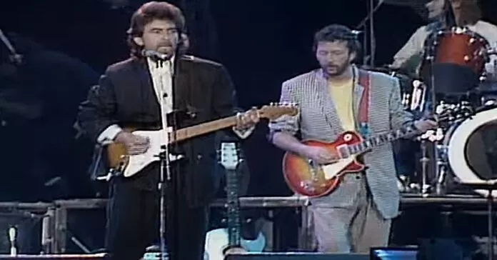 Os guitarristas George Harrison e Eric Clapton, durante show em 1987