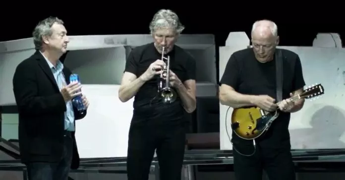 Nick Mason, Roger Waters e David Gilmour, músicos do Pink Floyd, durante show em 2011