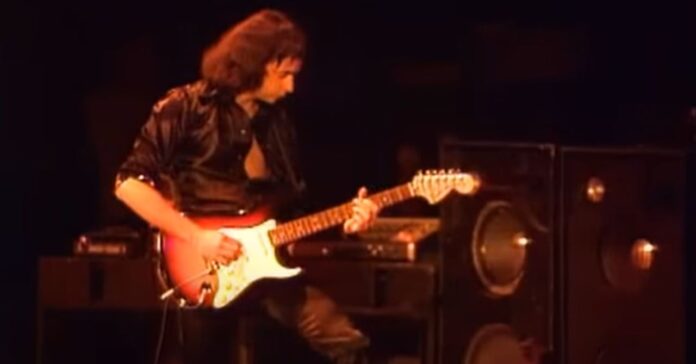 O guitarrista Ritchie Blackmore, famoso pelas passagens pelo Rainbow e Deep Purple, em 1977