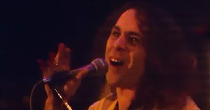 O vocalista Ronnie James Dio, famoso pelas passagens pelo Rainbow e Black Sabbath, em 1977