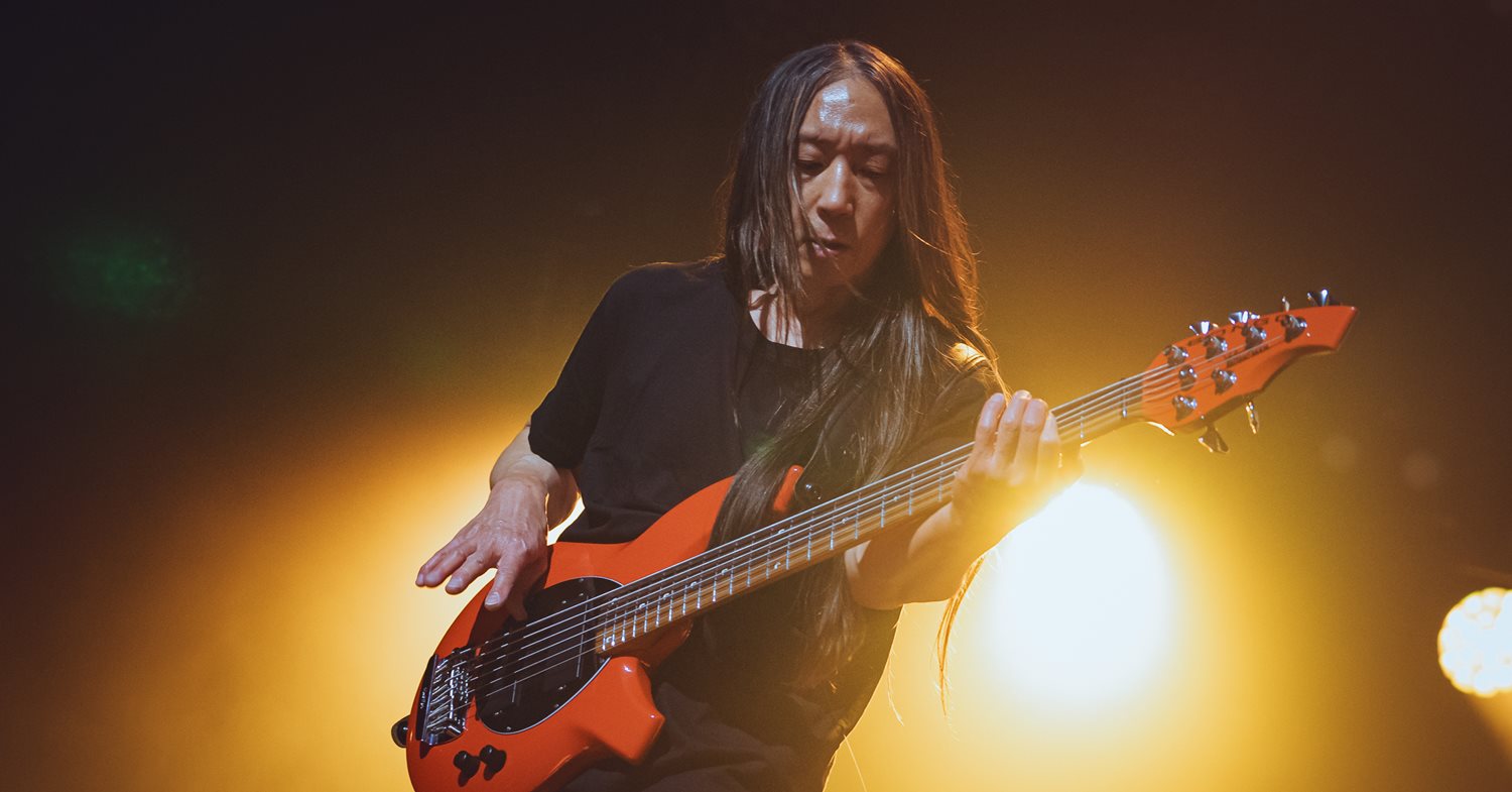 O que diz John Myung sobre seu baixo ser quase inaudível no Dream Theater