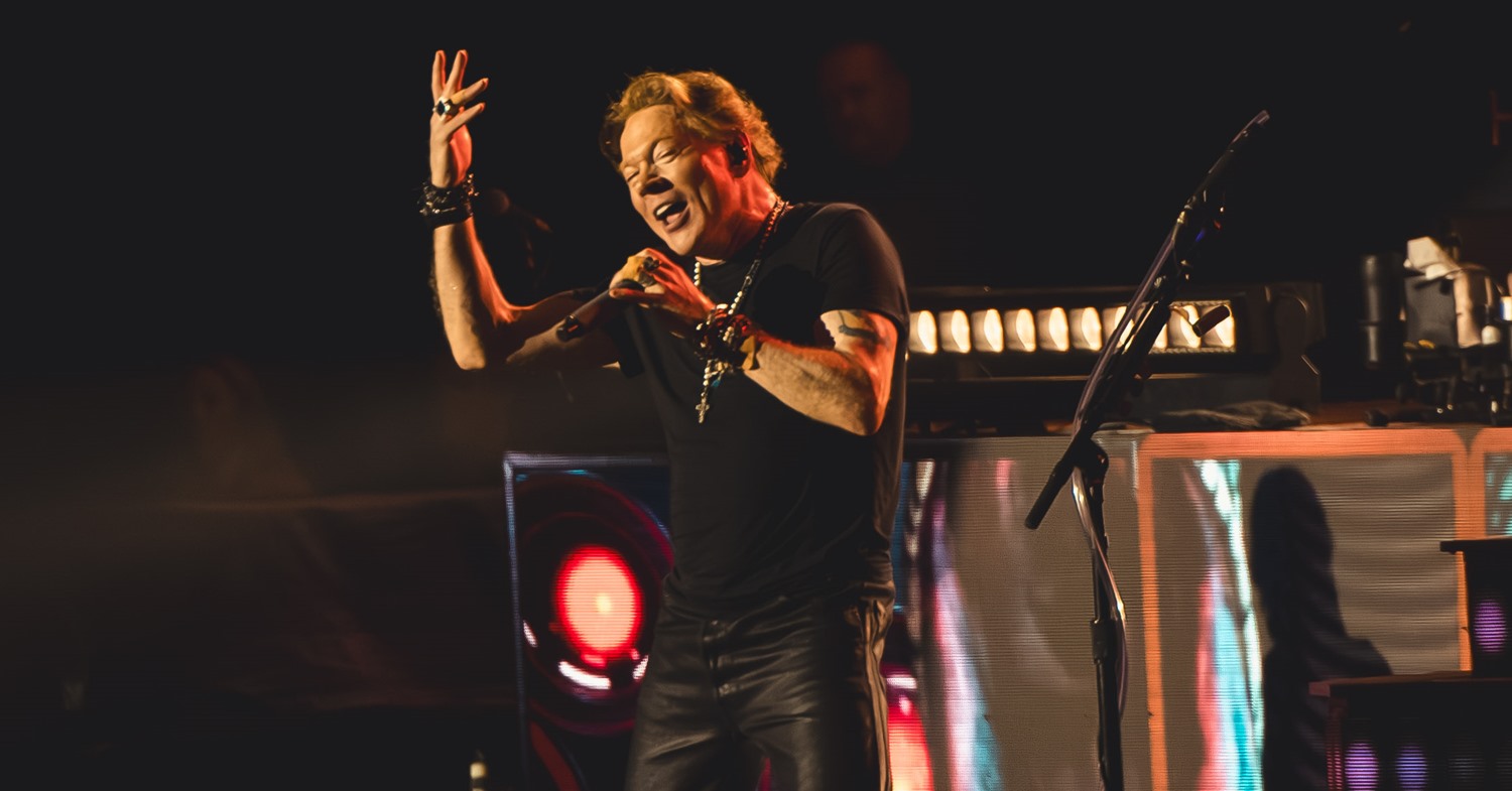 Com voz de Axl “escondida”, Guns N’ Roses toca para público apático em Curitiba