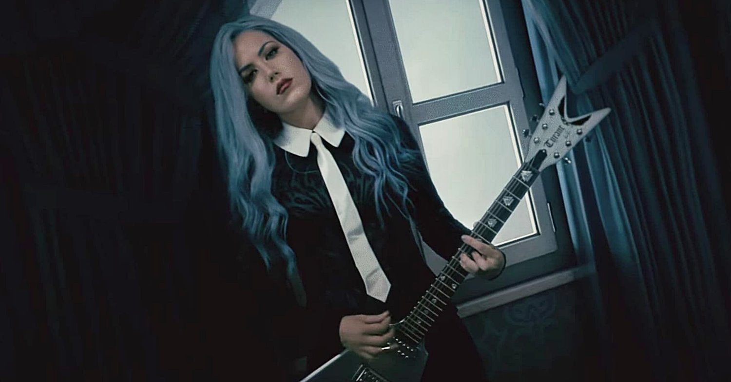 Alissa White-Gluz fala sobre saída do Arch Enemy e lança música solo