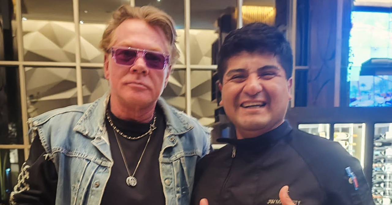 Chef de hotel no Peru é demitido após tirar foto com Axl Rose, violando regra da empresa