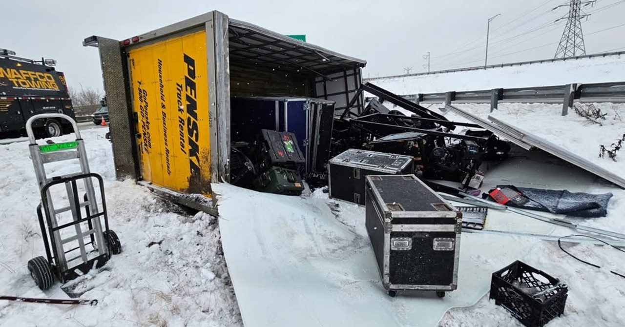 Caminhão com todo o equipamento do Memphis May Fire capota no gelo
