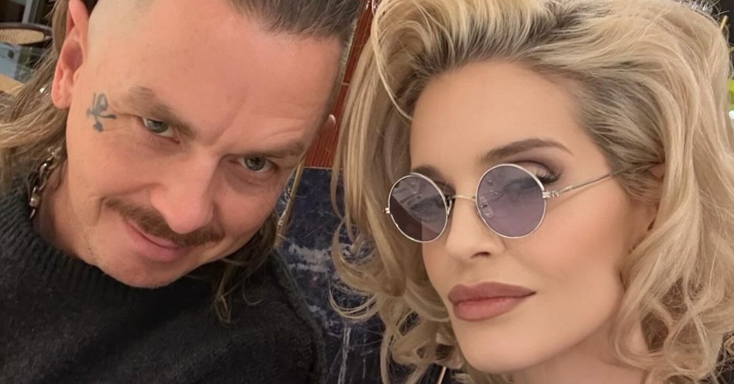 Kelly Osbourne faz posts com críticas a Sid Wilson e cobra pensão do ex